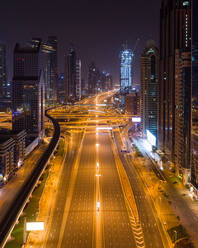 Luftaufnahme von leeren Straßen bei Nacht aufgrund der Coronavirus-Pandemie in Dubai, Vereinigte Arabische Emirate - AAEF07996