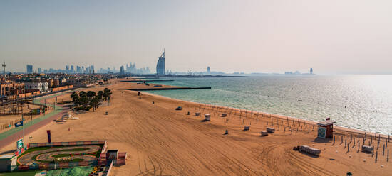 Panoramaluftaufnahme eines leeren Strandes aufgrund einer Coronavirus-Pandemie in Dubai, Vereinigte Arabische Emirate - AAEF07997