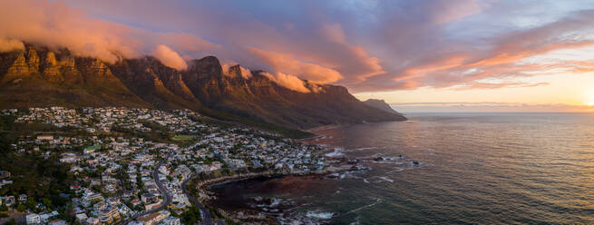 Panoramablick aus der Luft auf den Sonnenuntergang in der Camps Bay, Südafrika. - AAEF07998