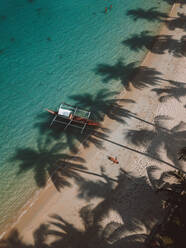 Luftaufnahme von weißen Strand in Port Barton, Palawan, Philippinen bei Sonnenaufgang mit Mädchen Legen von Strand genommen - AAEF08004