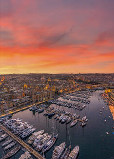 Luftaufnahme des Jachthafens von Birgu während des Sonnenuntergangs, Malta. - AAEF08011