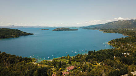 Luftaufnahme von Booten auf dem See Nahuel Huapi, Bariloche, Patagonien, Argentinien. - AAEF08020