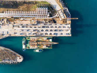Luftaufnahme von Booten beim Bau des künftigen LNG-Terminals am Ufer der Bucht von Omisalj, Kroatien - AAEF08028