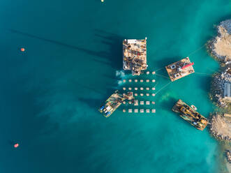 Luftaufnahme von Maschinen auf Betonplattformen beim Bau des künftigen LNG-Terminals am Ufer der Bucht von Omisalj, Kroatien - AAEF08032