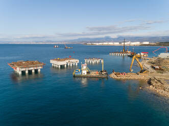 Luftaufnahme von Betonplattformen beim Bau des künftigen LNG-Terminals am Ufer der Bucht von Omisalj, Kroatien - AAEF08034