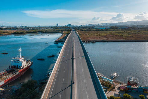 Eine Luftaufnahme der leeren Cansaga Bay Bridge am 10. April 2020 in Cebu, Philippinen. - AAEF08057