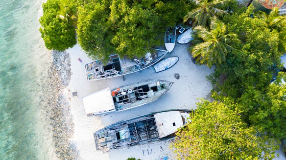 Luftaufnahme von verlassenen Booten, Dhonis an der lokalen Küste der Insel Omadhoo, Alif Dhaal Atoll, Malediven, Indischer Ozean - AAEF08059