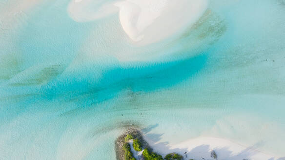 Luftaufnahme einer Sandbank und von Treibsand, der ein abstraktes Muster an der Küste von Mathiveri, Malediven, Alif Alif Atoll, Indischer Ozean, bildet - AAEF08060