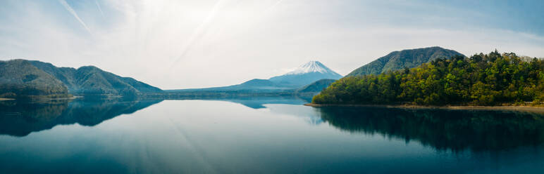 Panorama-Luftaufnahme des Saiko-Sees und des Mt. Fuji in Japan, Asien. - AAEF08070