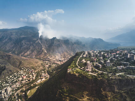 Luftaufnahme der städtischen Infrastruktur auf dem Gipfel und des Tals und der industriellen Produktion in den Bergen, Alaverdi, Armenien. - AAEF08073