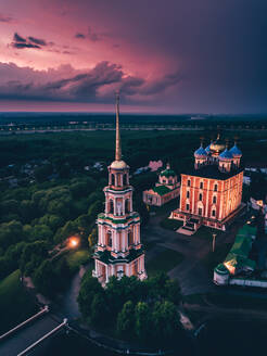 Luftaufnahme des Kremls von Rjasan mit episch bewölktem violettem Himmel bei Sonnenuntergang nach einem Sturm, Rjasan, Russland. - AAEF08077