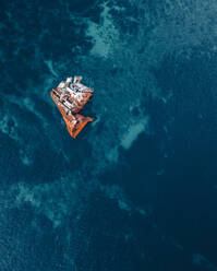 Luftaufnahme des Wracks des Schiffs Ibragim-Yakim im Schwarzen Meer in der Nähe von Kap Terkhankut, Olenevka, Republik Krim, Russland. - AAEF08084