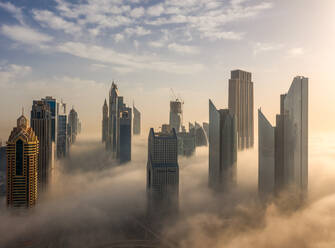Luftaufnahme von Gebäuden umgeben von Wolken Dubai, Vereinigte Arabische Emirate - AAEF08087