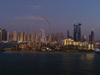 Luftaufnahme des Riesenrads auf der Bluewaters-Insel in Dubai während der Nacht. - AAEF08089