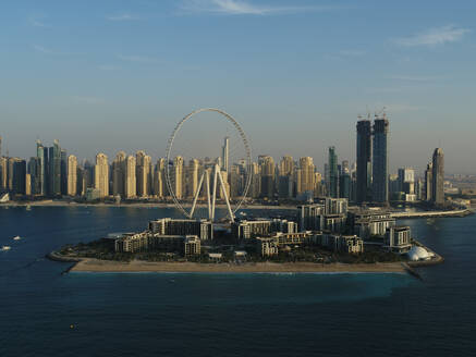 Luftaufnahme des Riesenrads auf der Insel Bluewaters in Dubai, Vereinigte Arabische Emirate. - AAEF08090