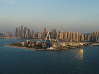 Luftaufnahme des Riesenrads auf der Insel Bluewaters in Dubai, Vereinigte Arabische Emirate. - AAEF08091