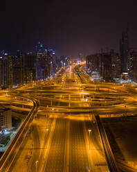 Luftaufnahme von leeren Straßen aufgrund der Coronavirus-Pandemie in Dubai, Vereinigte Arabische Emirate - AAEF08122