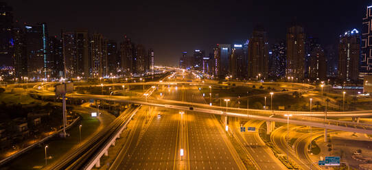 Panorama-Luftaufnahme von leeren Straßen aufgrund der Coronavirus-Pandemie in Dubai, Vereinigte Arabische Emirate - AAEF08124