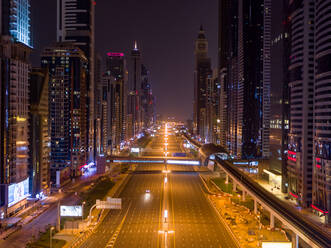 Luftaufnahme von leeren Straßen bei Nacht aufgrund der Coronavirus-Pandemie in Dubai, Vereinigte Arabische Emirate - AAEF08127