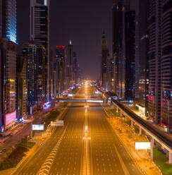 Luftaufnahme von leeren Straßen bei Nacht aufgrund der Coronavirus-Pandemie in Dubai, Vereinigte Arabische Emirate - AAEF08128