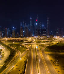 Luftaufnahme von leeren Straßen bei Nacht aufgrund der Coronavirus-Pandemie in Dubai, Vereinigte Arabische Emirate - AAEF08129