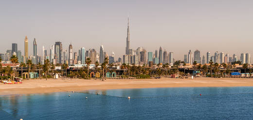 Panorama-Luftaufnahme eines leeren Strandes aufgrund einer Coronavirus-Pandemie in Dubai, Vereinigte Arabische Emirate - AAEF08137