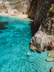 Luftaufnahme der Bucht von Pelagos Zante Griechenland mit Schwimmerin auf einem Stück Pizza - AAEF08153