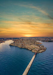 Luftaufnahme der historischen Stadt Valletta während des Sonnenuntergangs, Malta. - AAEF08157