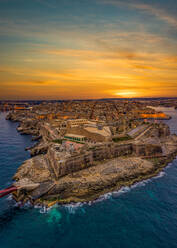 Luftaufnahme der historischen Stadt Valletta während des Sonnenuntergangs, Malta. - AAEF08159