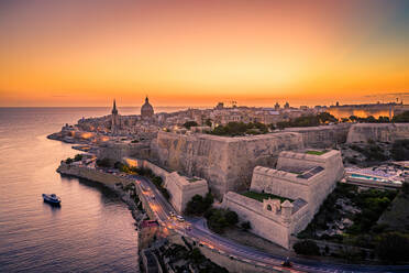 Luftaufnahme der historischen Stadt Valletta während des Sonnenuntergangs, Malta. - AAEF08161