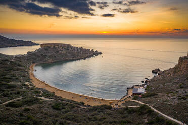 Luftaufnahme des Strandes der Riviera Martinique, Malta. - AAEF08165