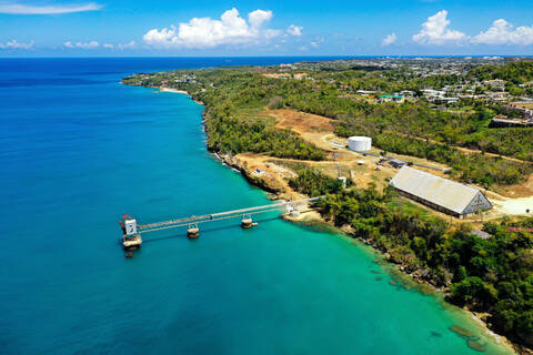 Luftaufnahme des alten Zuckerexportdocks in Aguadilla, Puerto Rico., lizenzfreies Stockfoto