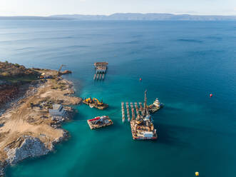 Luftaufnahme von Maschinen beim Bau des künftigen LNG-Terminals am Ufer der Bucht von Omisalj, Kroatien - AAEF08199