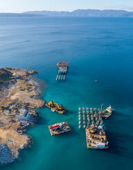 Luftaufnahme von Maschinen beim Bau des künftigen LNG-Terminals am Ufer der Bucht von Omisalj, Kroatien - AAEF08200