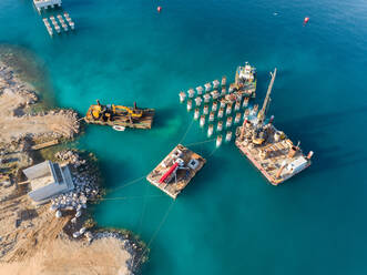 Luftaufnahme von Maschinen beim Bau des künftigen LNG-Terminals am Ufer der Bucht von Omisalj, Kroatien - AAEF08201