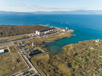 Luftaufnahme des Baus des künftigen LNG-Terminals am Ufer der Bucht von Omisalj, Kroatien - AAEF08212