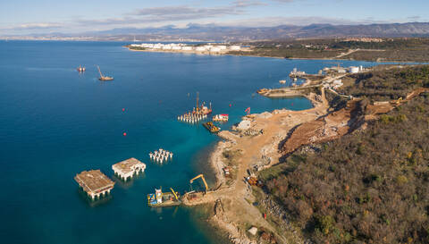 Panoramablick auf den Bau des künftigen LNG-Terminals am Ufer der Bucht, Omisalj, Kroatien, lizenzfreies Stockfoto