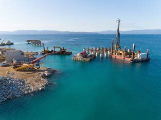 Luftaufnahme von Maschinen beim Bau des künftigen LNG-Terminals am Ufer der Bucht von Omisalj, Kroatien - AAEF08218