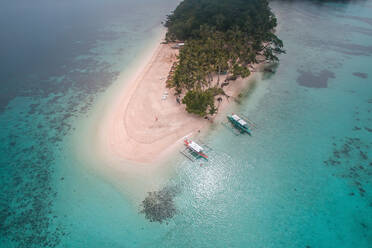 Luftaufnahme eines der berühmten Touristenorte in der Stadt Port Barton: das Inaladelan Island Resort, ein Inselteil von Port Barton in der Gemeinde San Vicente, Palawan, Philippinen. - AAEF08273