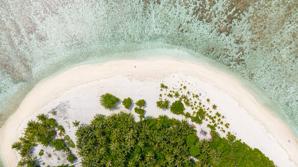 Luftaufnahme der Insel Omadhoo im Alif Dhaal Atoll, Malediven, Indischer Ozean mit Riff, Strand und Sandbank - AAEF08295