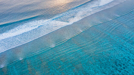 Luftaufnahme von ruhigen Wellen, die sich am Riff der lokalen / bewohnten Insel Mathiveri brechen, Malediven, Alif Alif Atoll, Indischer Ozean - AAEF08297