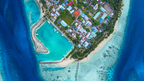 Luftaufnahme der lokalen, bewohnten Insel Felidhoo im Vaavu-Atoll, Malediven, Indischer Ozean mit im Hafen verankerten Booten / Dhonis und lokalem Strand, lizenzfreies Stockfoto