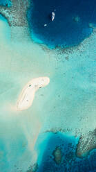 Luftaufnahme einer Sandbank, Vaavu-Atoll, Malediven, Indischer Ozean mit einer verankerten Yacht und einem Boot - AAEF08309