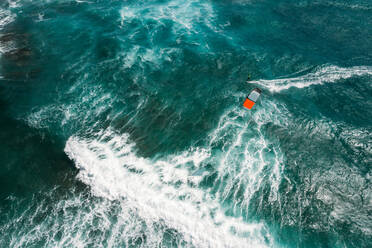 Luftaufnahme eines Kitesurfers, der den Ozean am Kite Beach in Santa Maria, Sal, Kap Verde, überquert. - AAEF08316