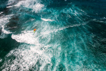 Luftaufnahme eines Kitesurfers, der den Ozean am Kite Beach in Santa Maria, Sal, Kap Verde, überquert. - AAEF08317