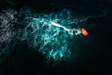 Luftaufnahme eines Kitesurfers, der den Ozean am Kite Beach in Santa Maria, Sal, Kap Verde, überquert. - AAEF08318