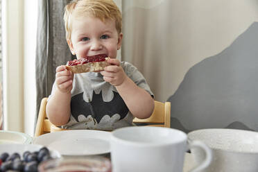 Porträt eines kleinen Jungen, der Brot mit Marmelade isst - FSF01047