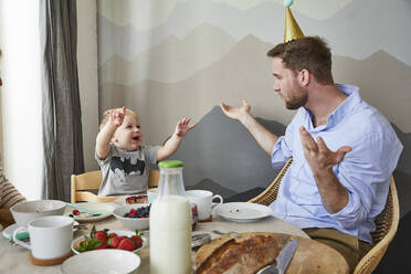 Vater und kleiner Sohn haben Spaß am Frühstückstisch - FSF01050