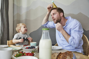 Vater und kleiner Sohn haben Spaß am Frühstückstisch - FSF01051