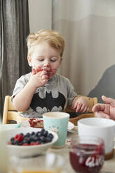 Porträt eines kleinen Jungen, der Brot mit Marmelade isst - FSF01059